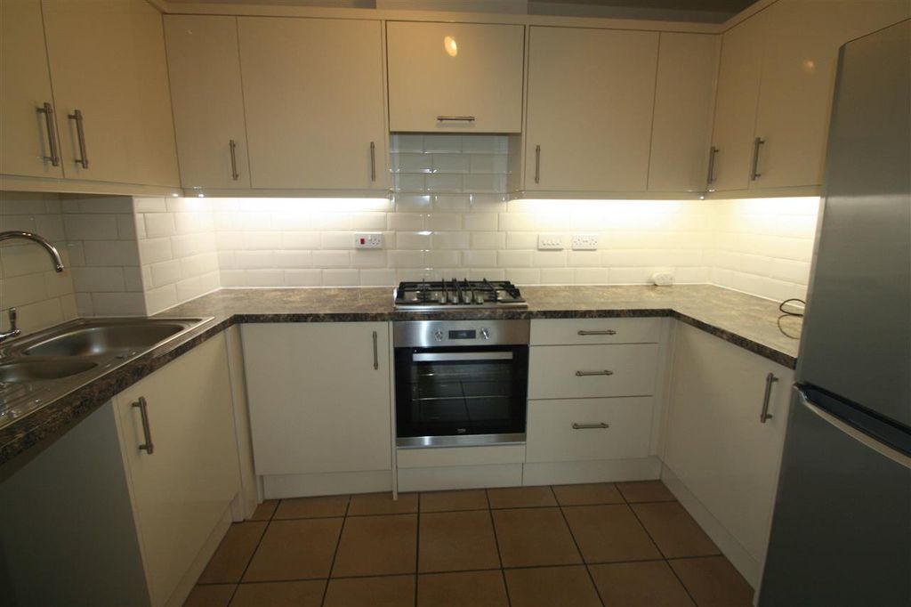 Property photo 3 of 8 Fitted Kitchen