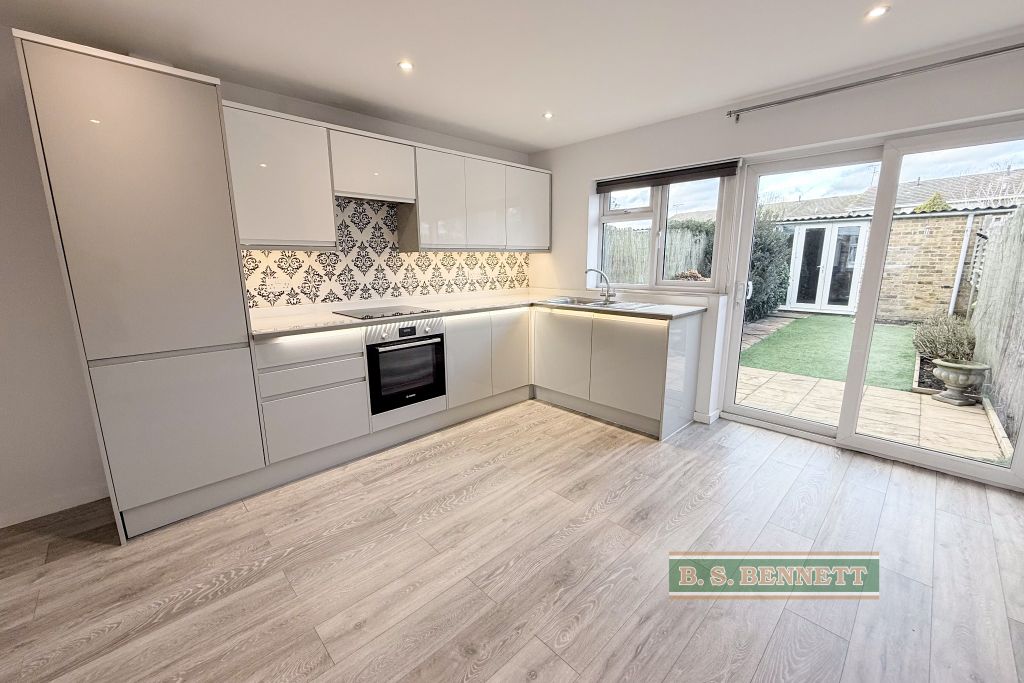 Property photo 2 of 11 Kitchen