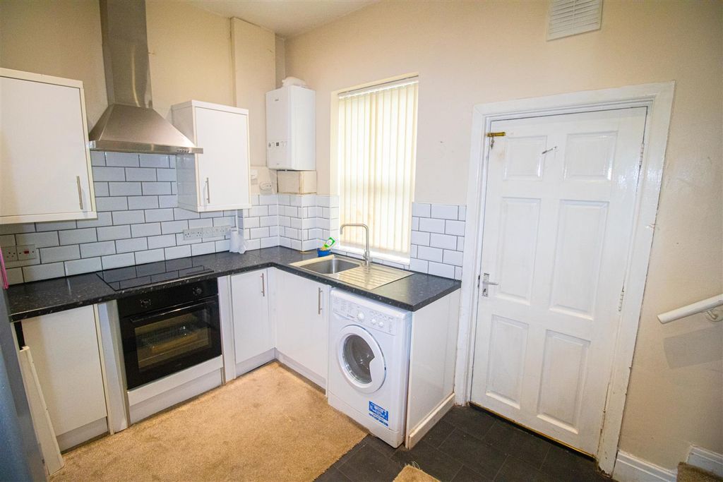 Property photo 3 of 7 Kitchen