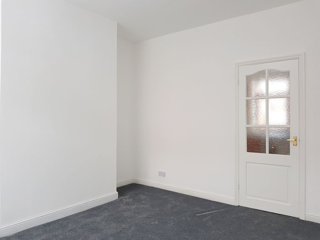 Property photo 3 of 11 Living Room