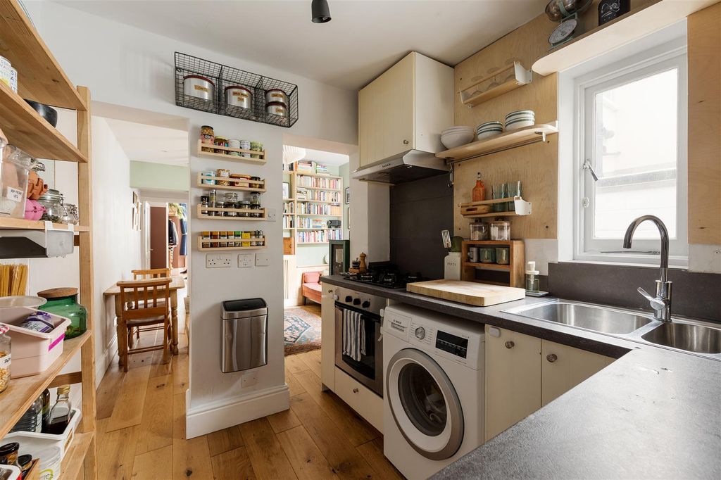 Property photo 3 of 30 Pembroke Road, E17