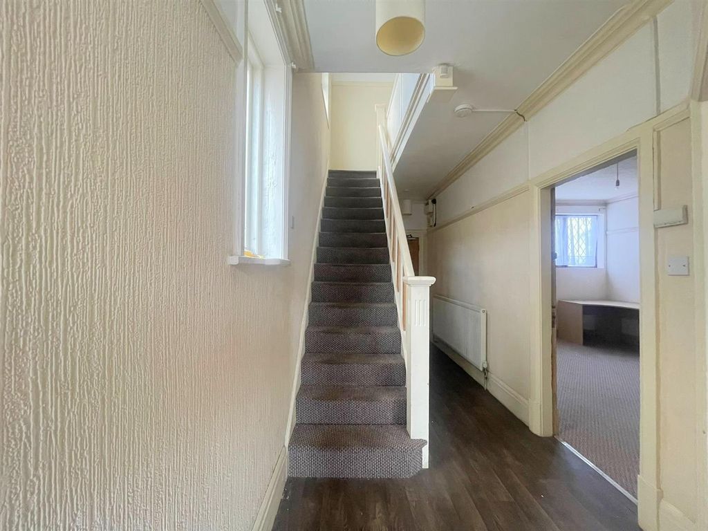 Property photo 3 of 15 Entrance Hallway