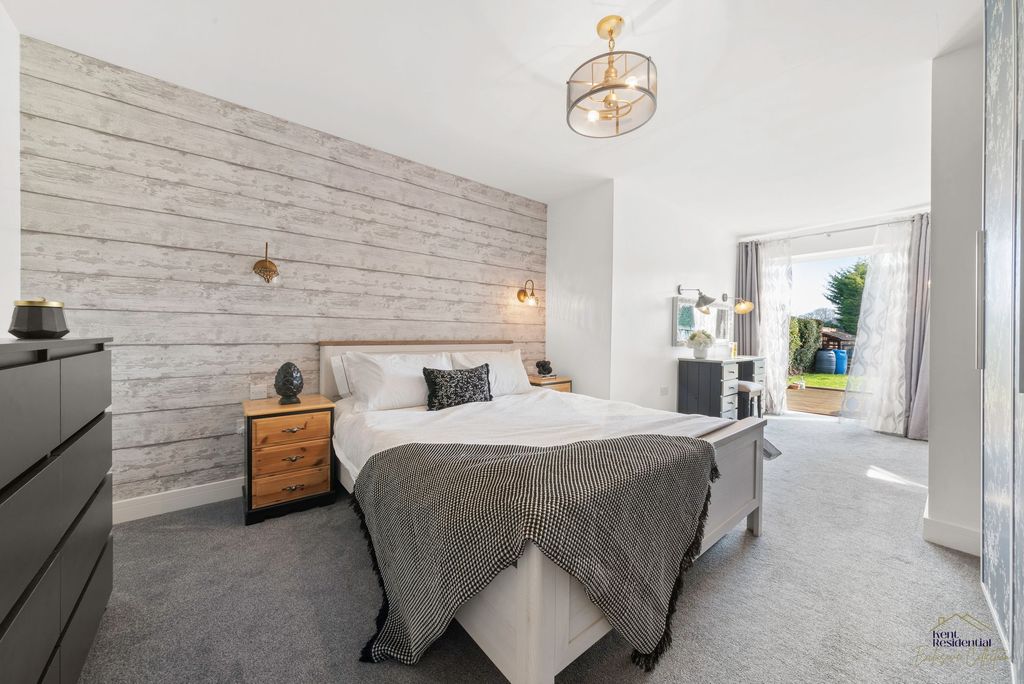 Property photo 3 of 27