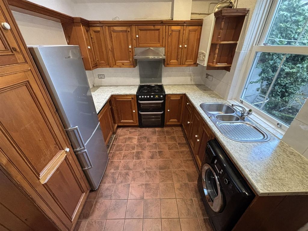 Property photo 3 of 18 Kitchen