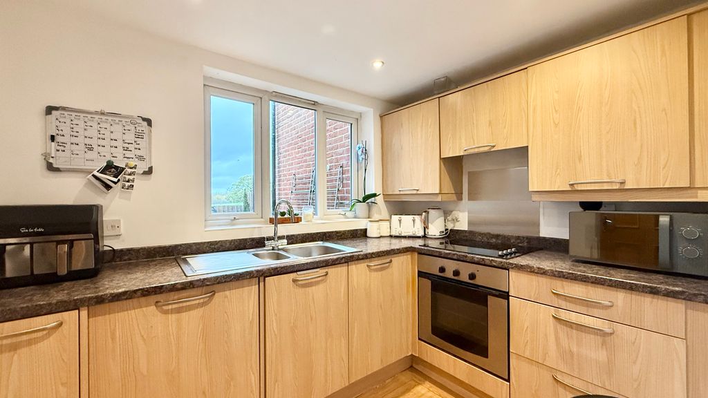 Property photo 3 of 9 Image00008