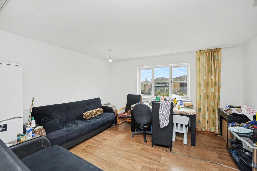 Property photo 3 of 18 Living Room