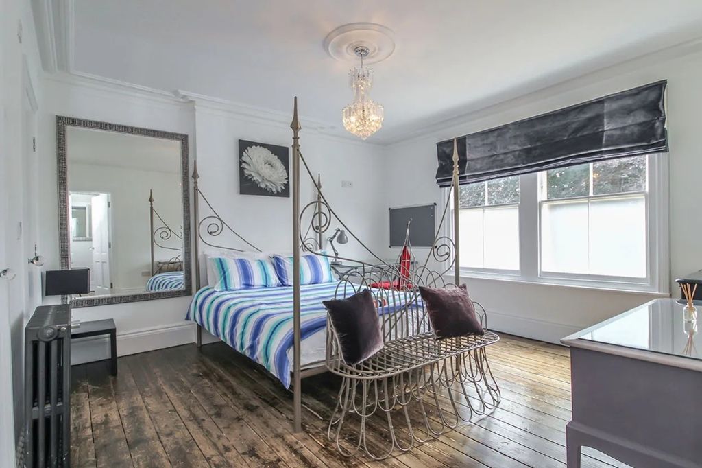 Property photo 1 of 9 Bedroom