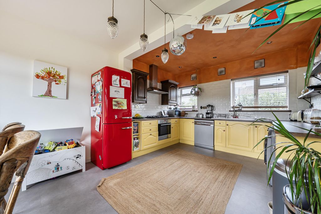 Property photo 3 of 19 Kitchen