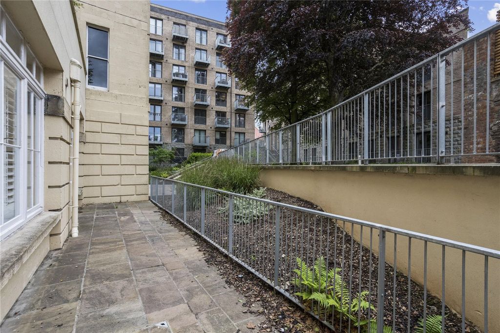 Property photo 3 of 10 Terrace