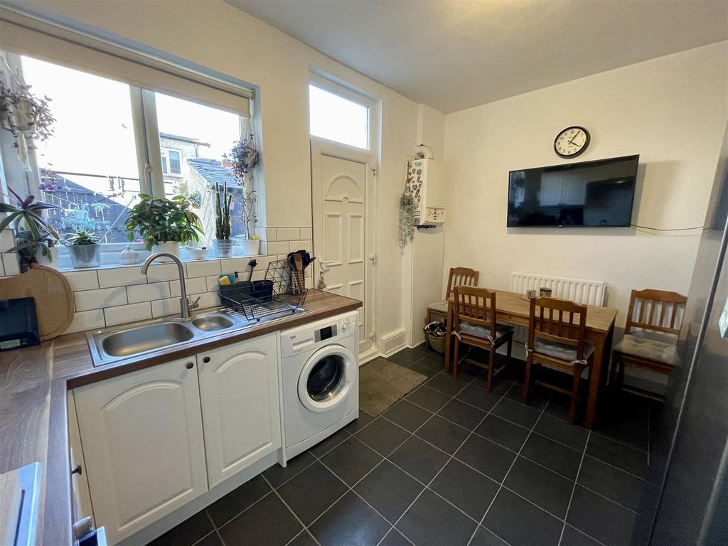 Property photo 3 of 10 Kitchen