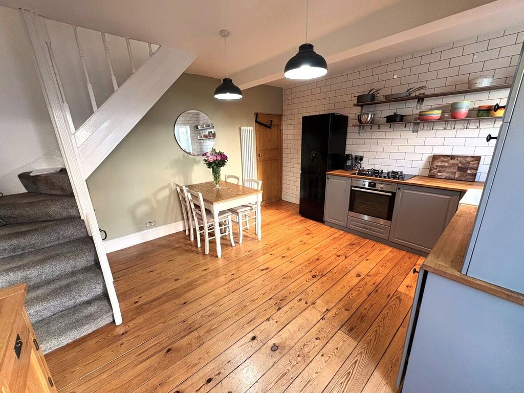 Property photo 3 of 19 Kitchen