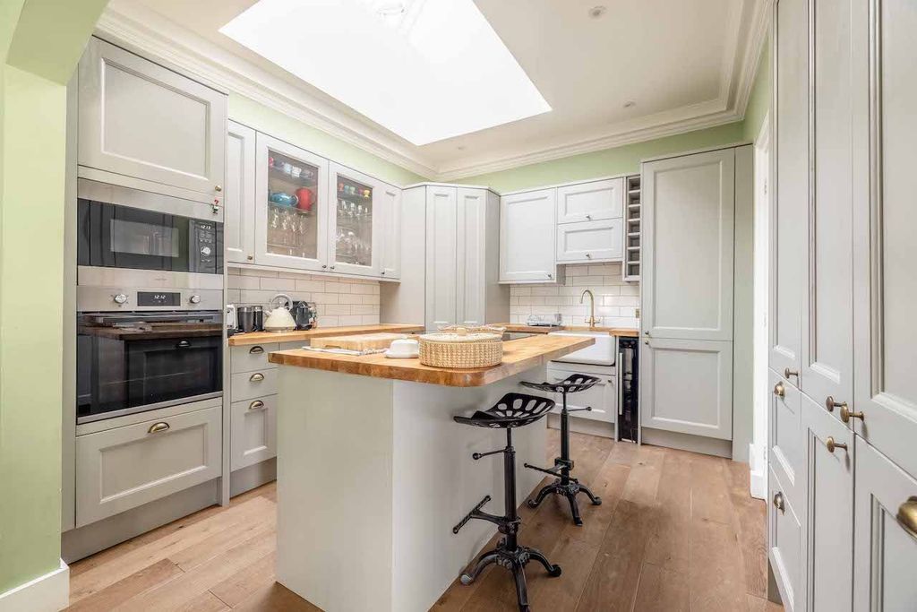 Property photo 2 of 18 Kitchen