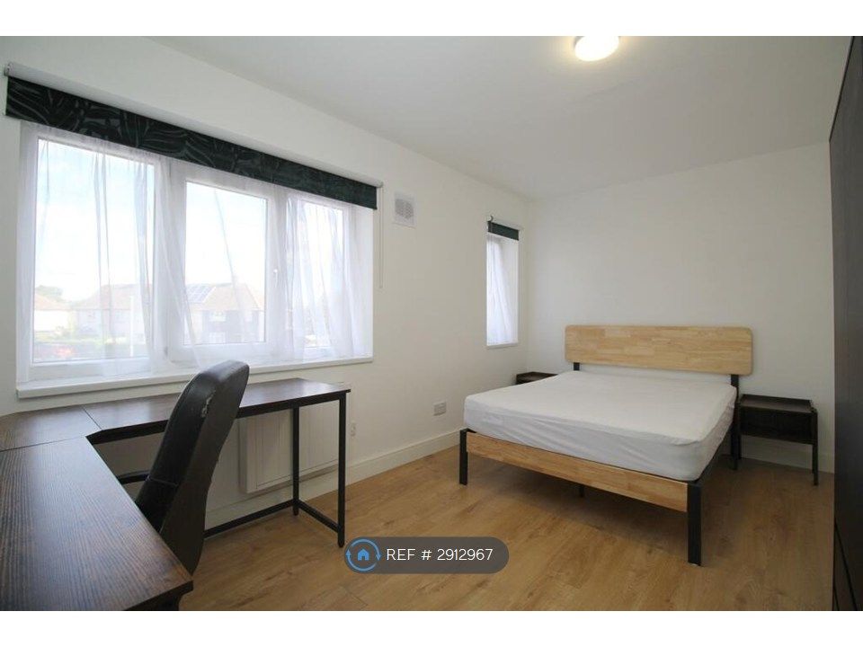 Property photo 1 of 12 Large Bedroom