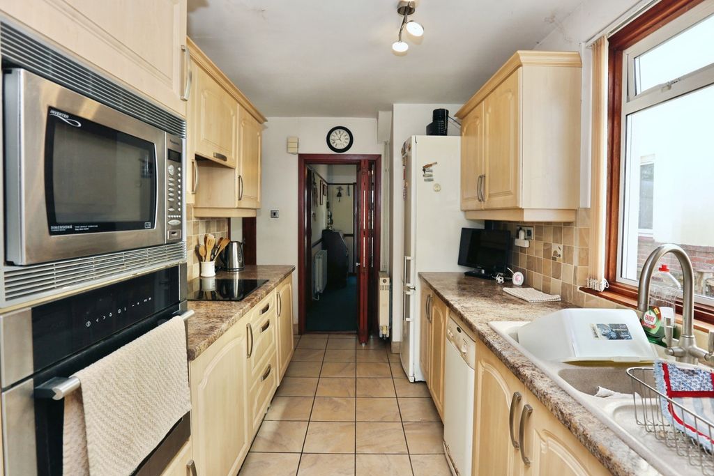 Property photo 3 of 19 Kitchen