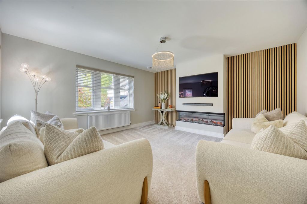 Property photo 3 of 24 10_Courtmalaw_Ave_Milton_Of_Campsie_013.Jpeg