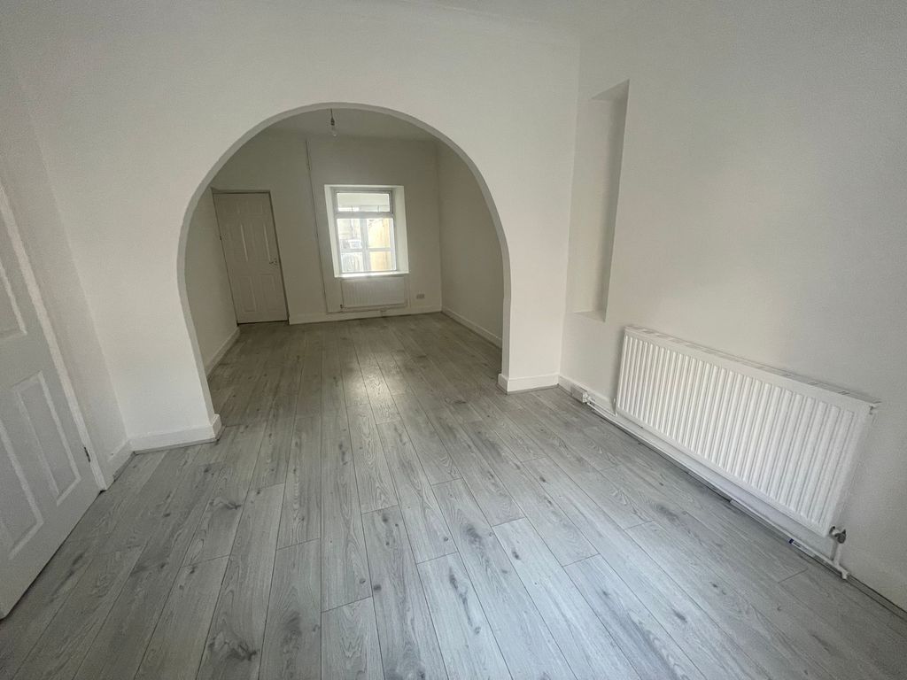 Property photo 3 of 16 Livingroom