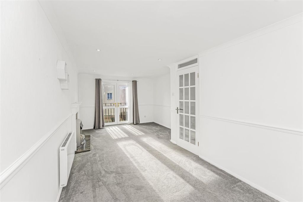 Property photo 2 of 15 6 Manderville Court-10.Jpg