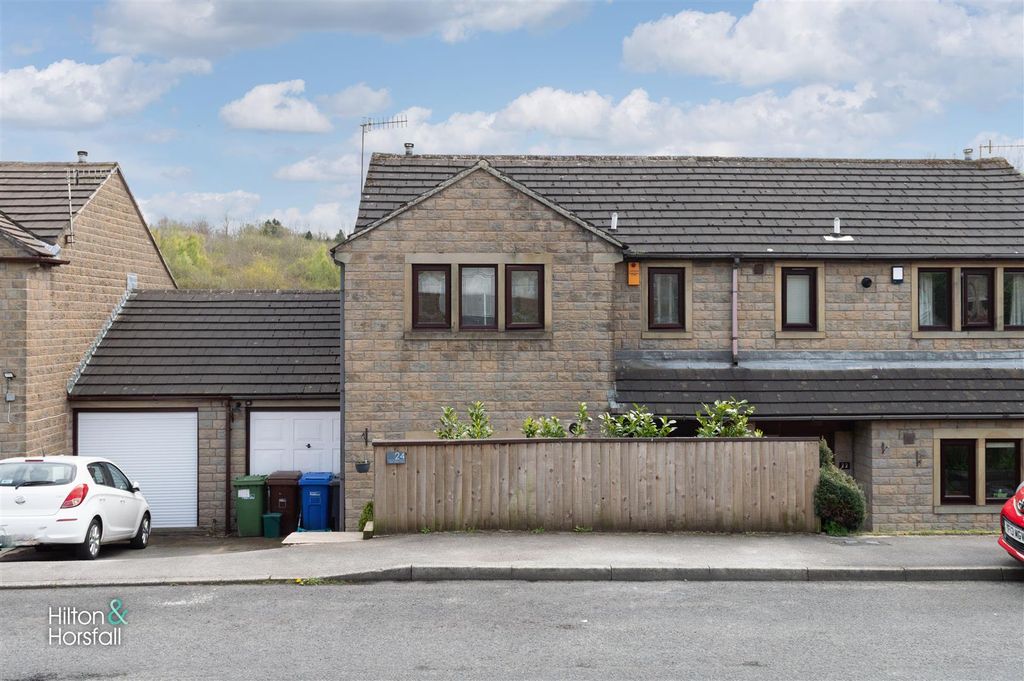 Property photo 1 of 16 Barnfield Close