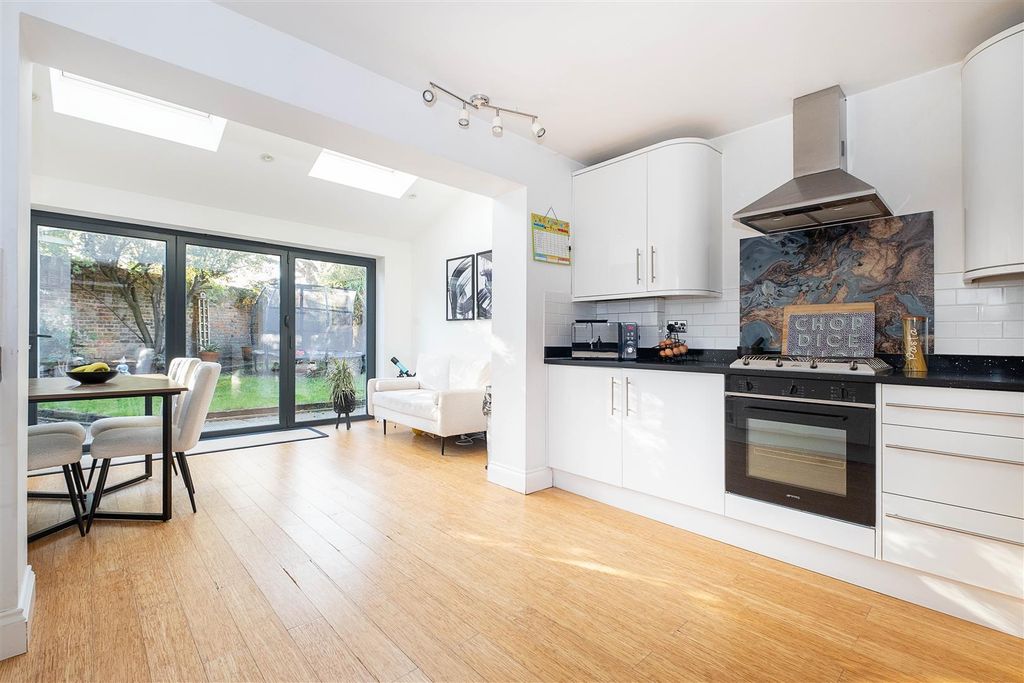 Property photo 2 of 21 31--Linden-Close-0004 Copy.Jpg