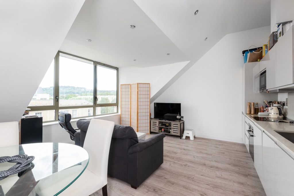 Property photo 2 of 24 16 South Buildings, Riverview Court, Ba1 3Sa-9.Jpg