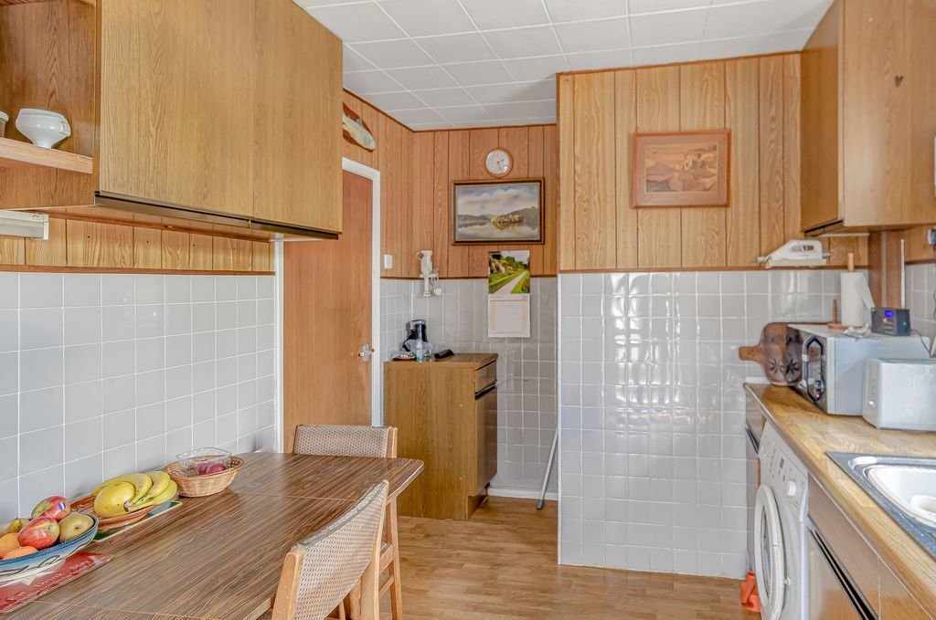 Property photo 3 of 26 Advert-46