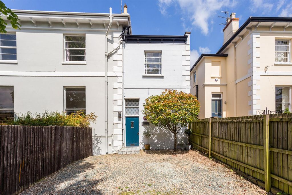 Property photo 1 of 16 71714_Glaston-House-Battledown  (1)_Low.Jpg