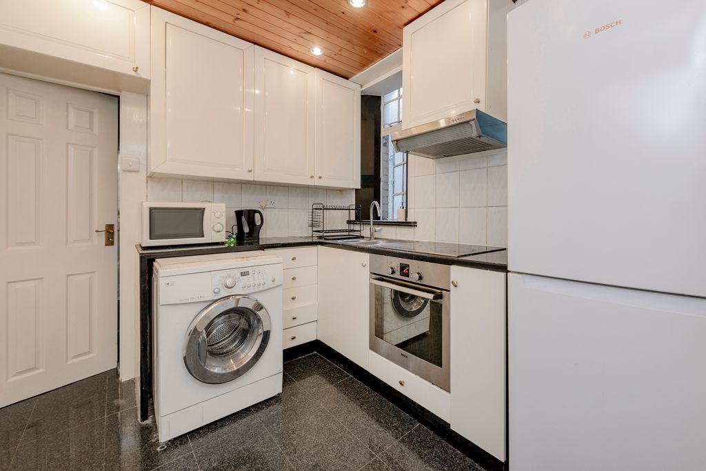 Property photo 3 of 6 48 Quebec Ct-3791.Jpg