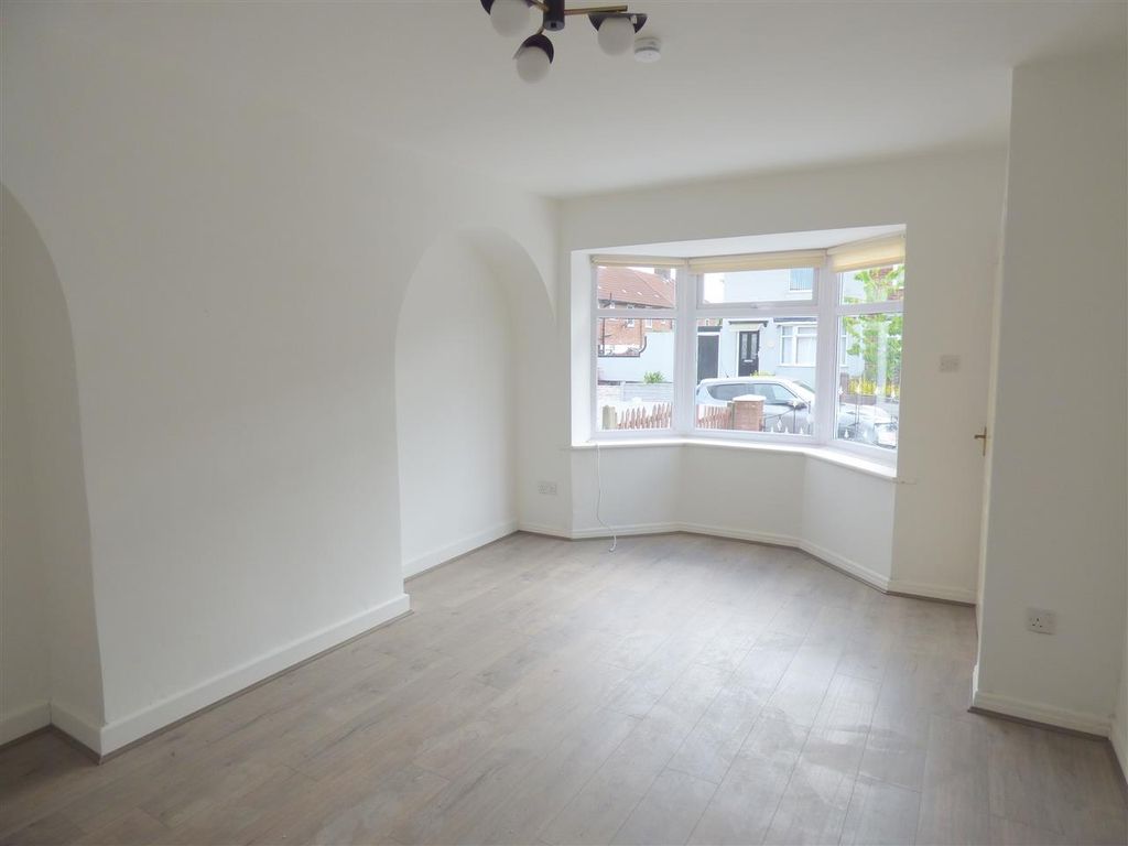 Property photo 3 of 14 Lounge