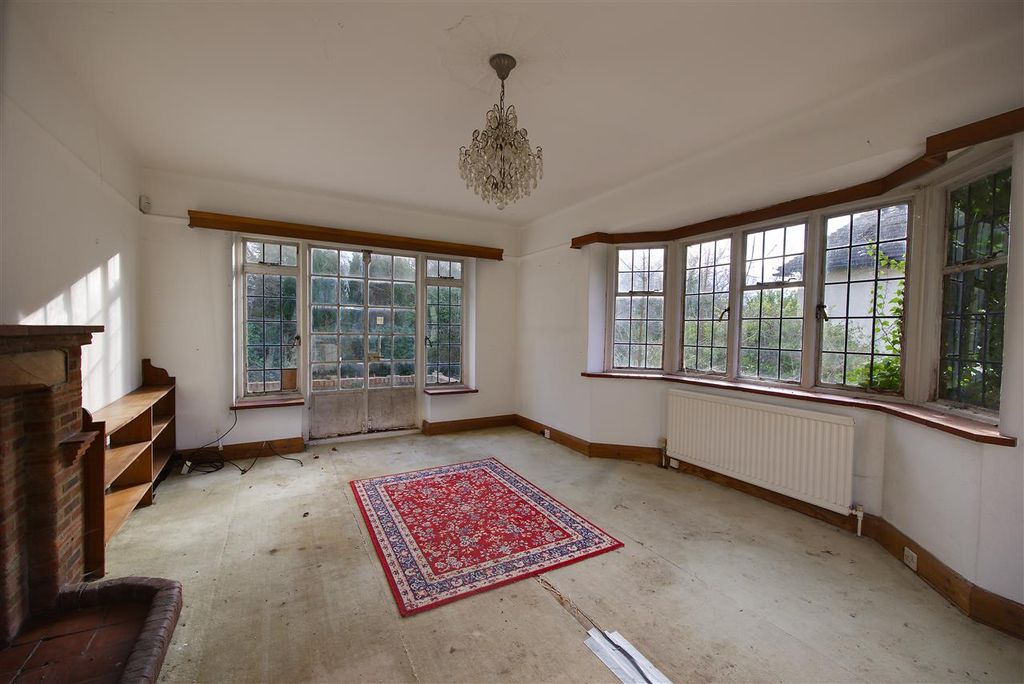 Property photo 2 of 18 Sitting Room