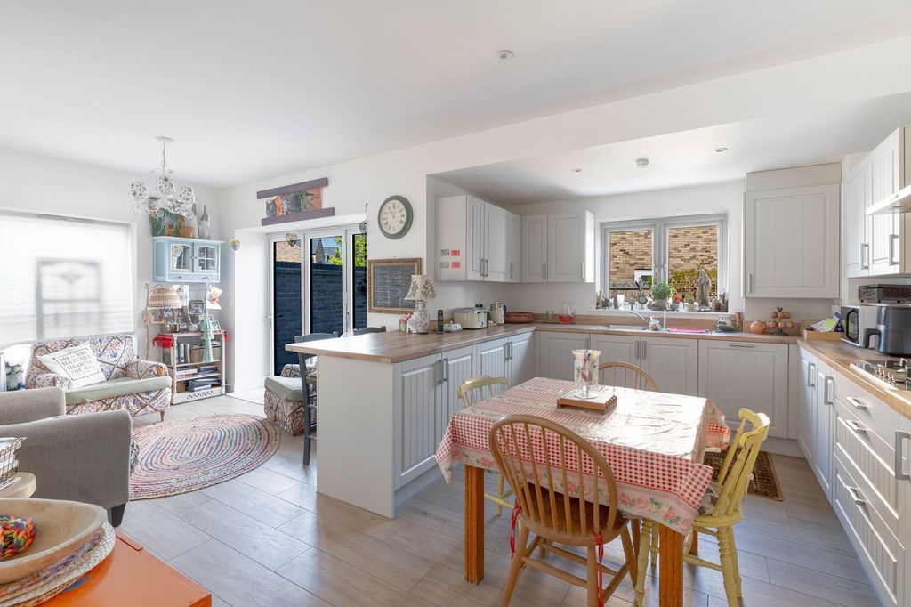 Property photo 2 of 25