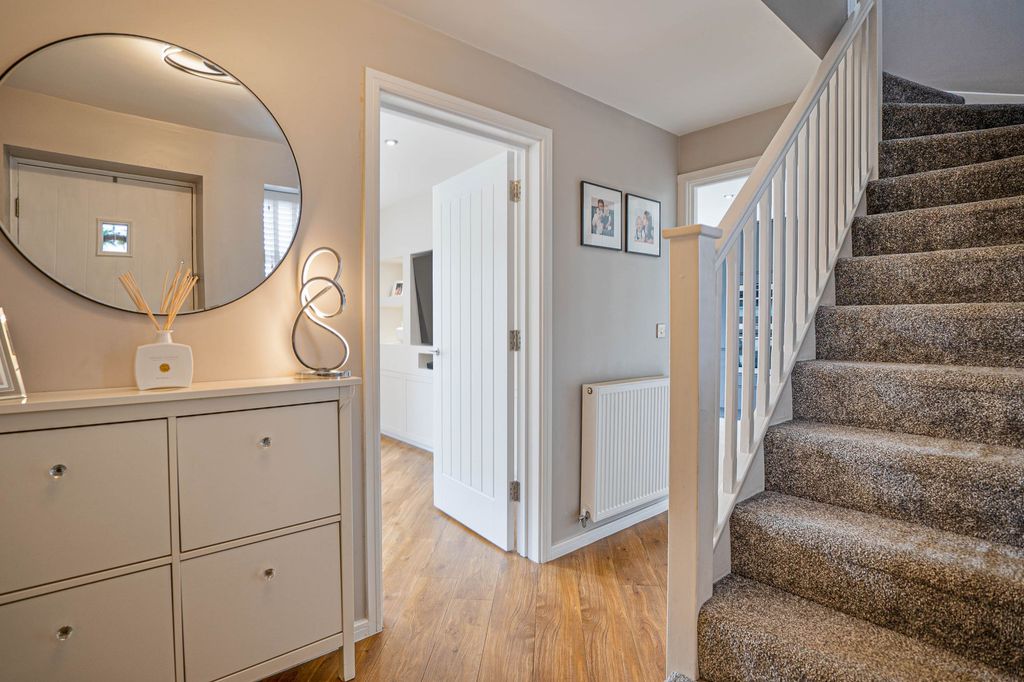 Property photo 3 of 21 Entrance Hall