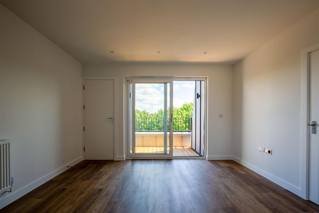 Property photo 3 of 11 Wimbledon Flat-13.Jpg