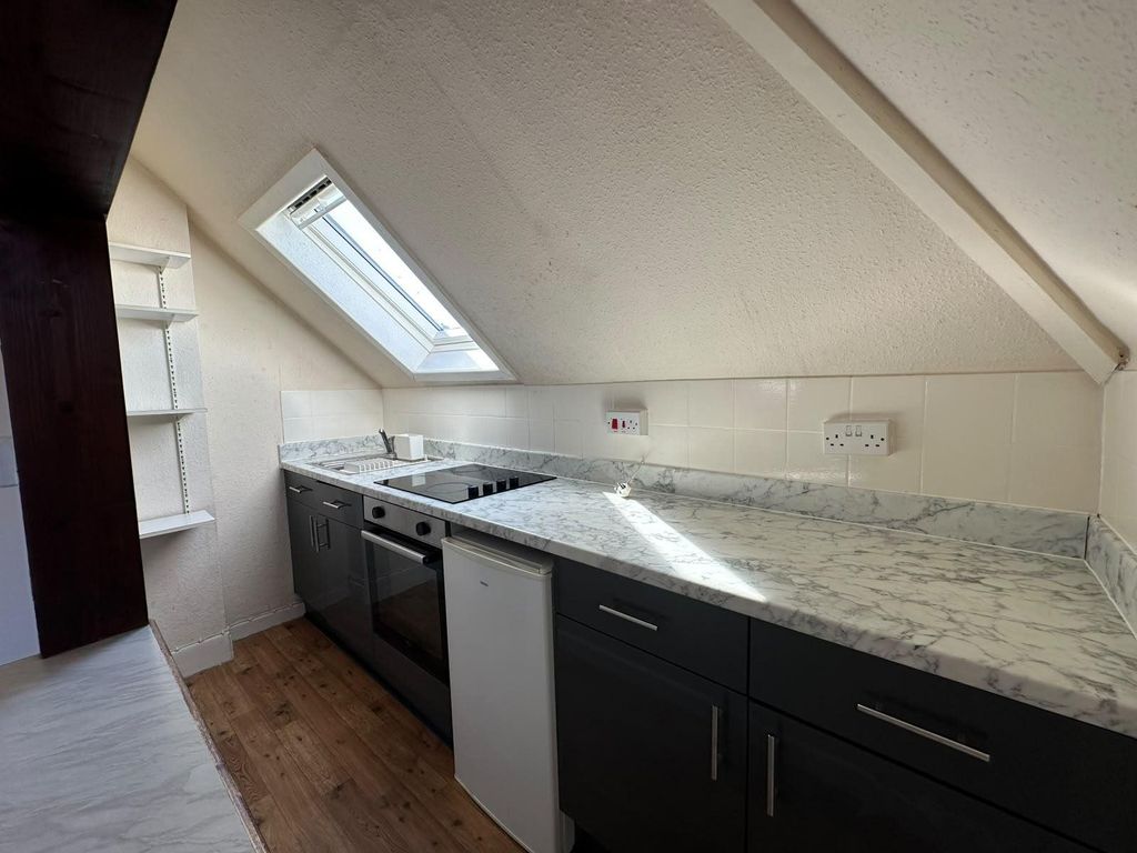 Property photo 3 of 10 Kitchen