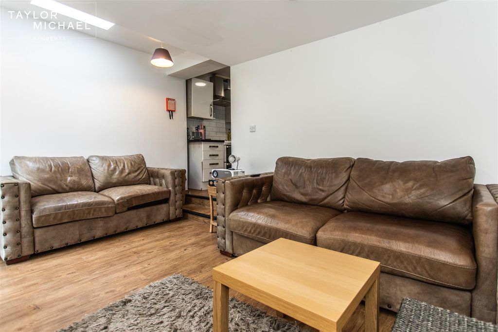 Property photo 1 of 18 Living Room