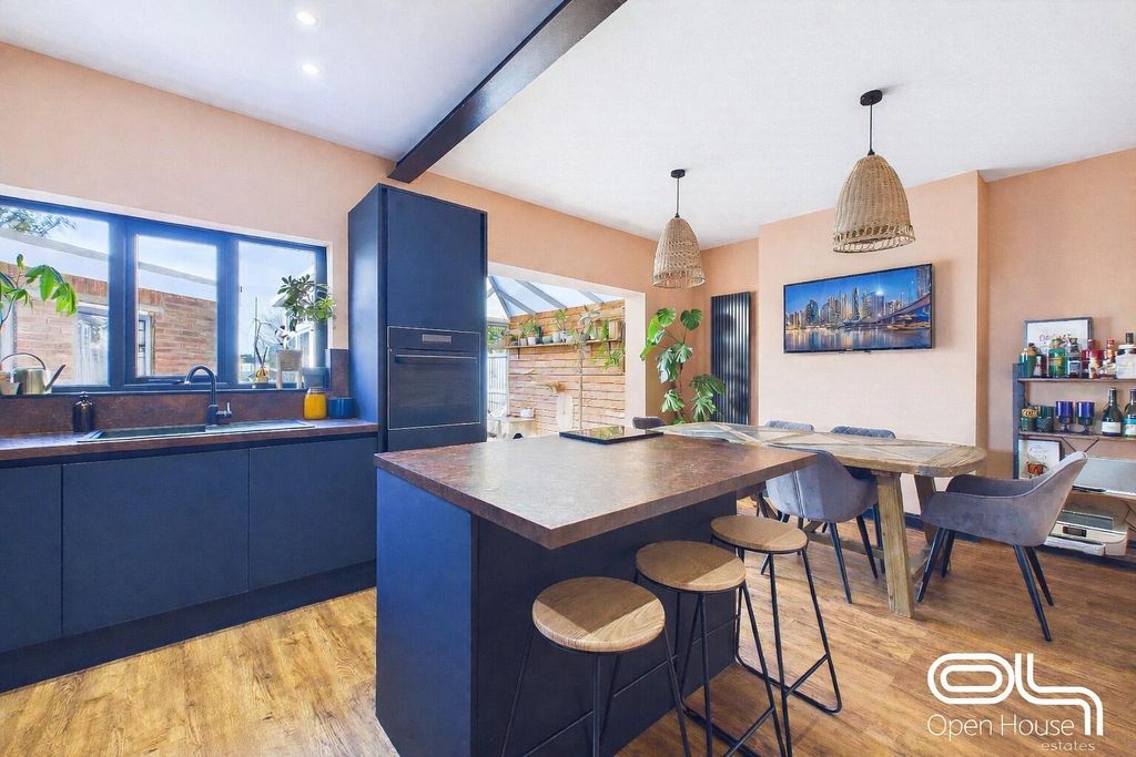 Property photo 2 of 20 Kitchen