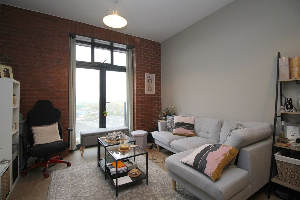 Property photo 2 of 18 Lounge