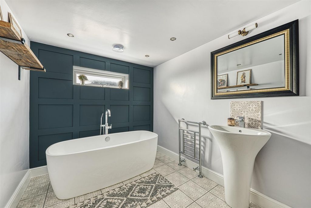 Property photo 2 of 28