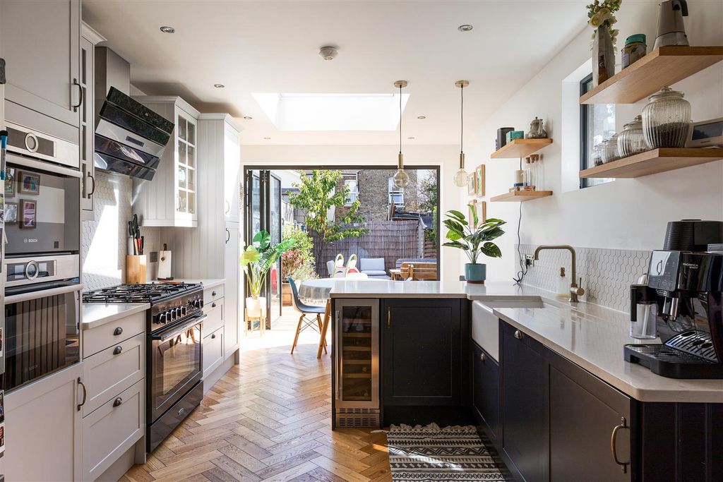 Property photo 3 of 46 Whitney Road, E10