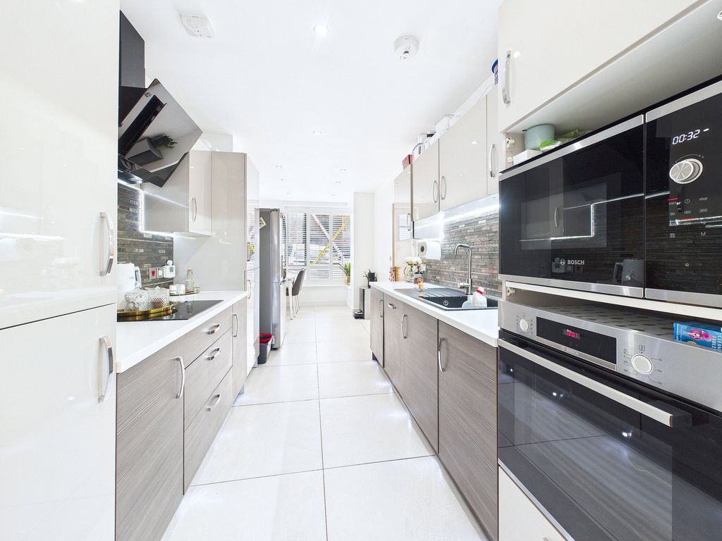 Property photo 2 of 25 Dining Kitchen