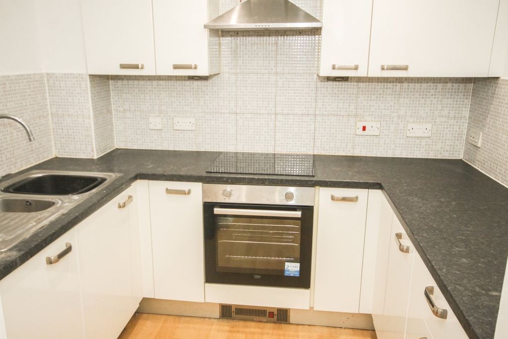 Property photo 1 of 7 Spacious 1-Bedroom Apartment With Allocated Parking - Great Location