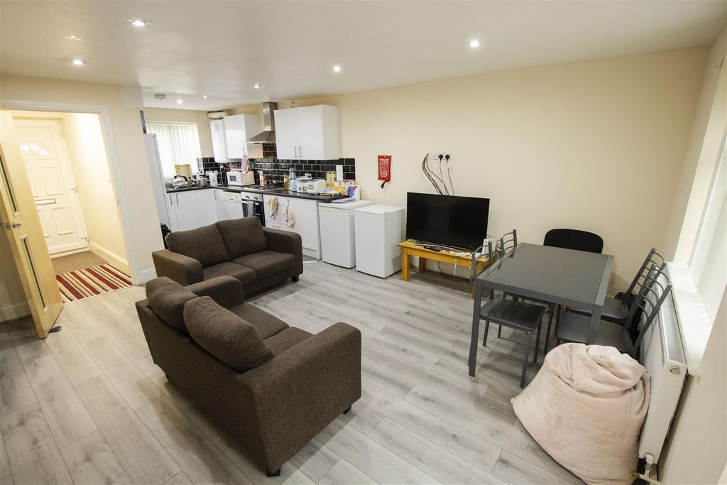 Property photo 1 of 9 Living Room