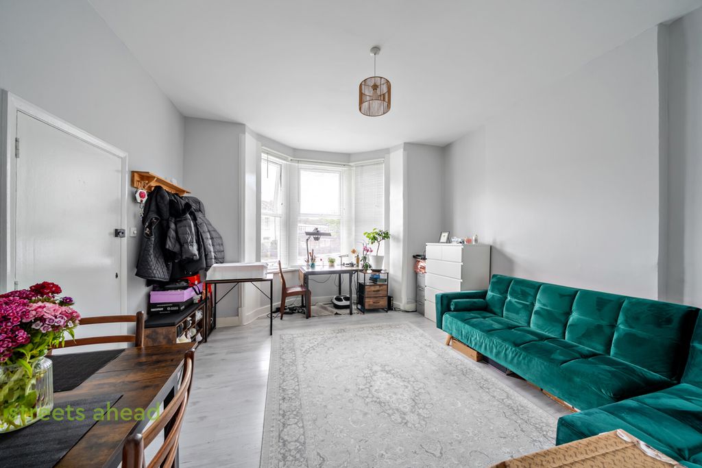 Property photo 2 of 15 6d708c15-423c-43F...