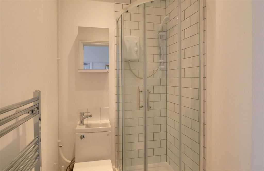 Property photo 3 of 19 R1 Ensuite.Jpg