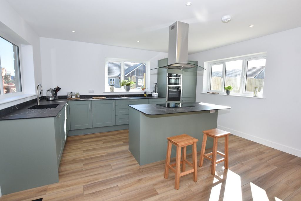 Property photo 3 of 14 Kitchen