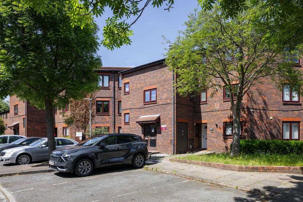 Property photo 1 of 11 St. Gabriel's Close, E11
