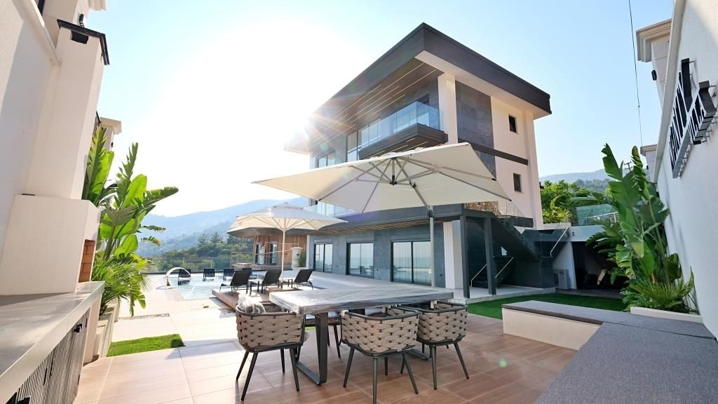Property photo 1 of 23 Ultra-Luxury Sea View Alanya Villa For Sale - A Luxurious Smart Home Villa With Private Facilities