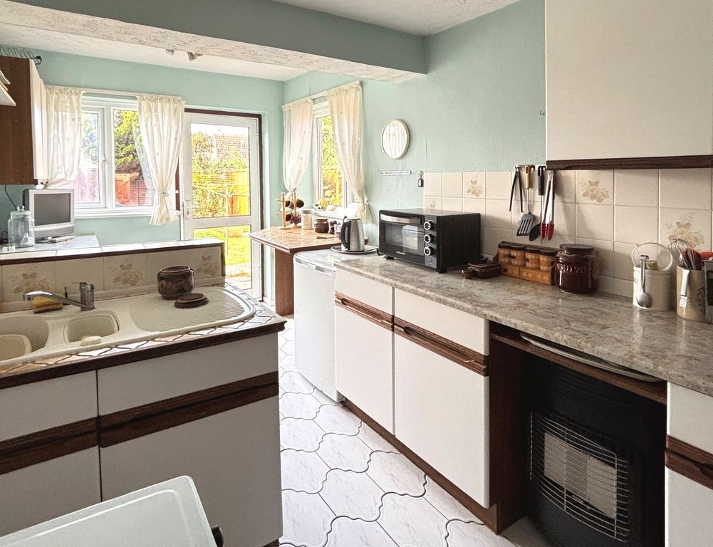 Property photo 3 of 11 Kitchen 1