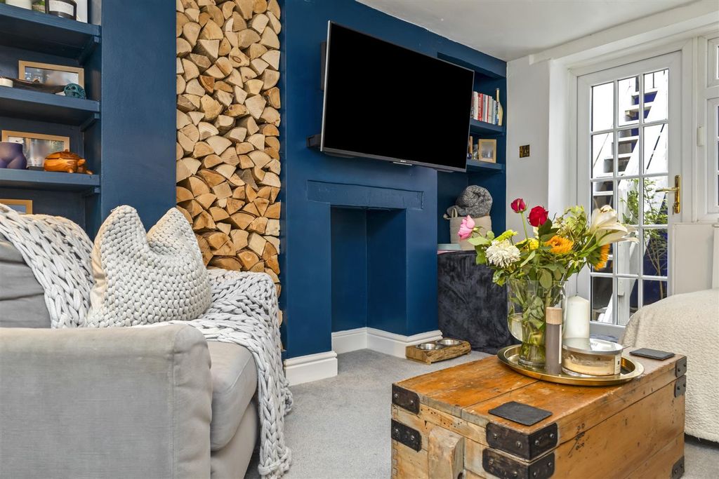 Property photo 3 of 13 Grand Parade 27A_019.Jpg