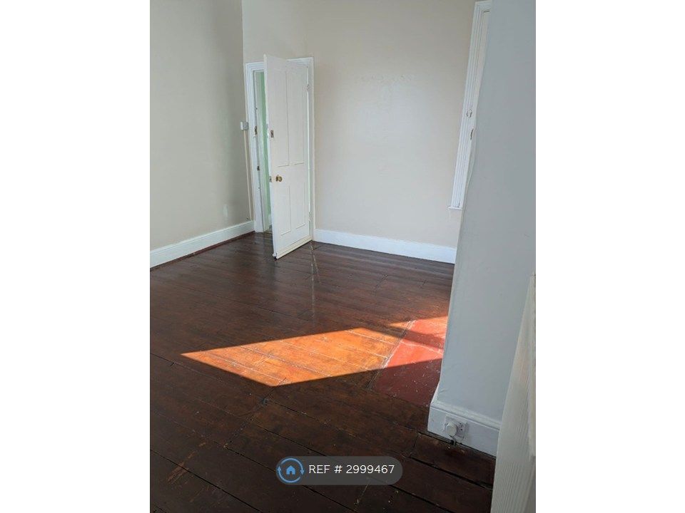 Property photo 3 of 12 Upstairs Bedroom 2