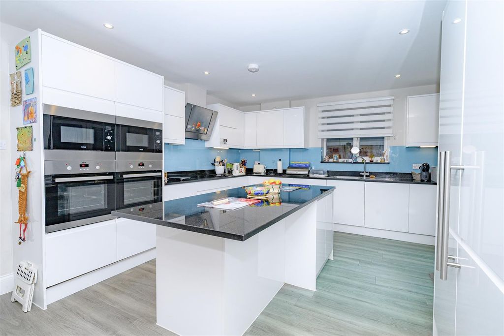 Property photo 3 of 24 Kitchen